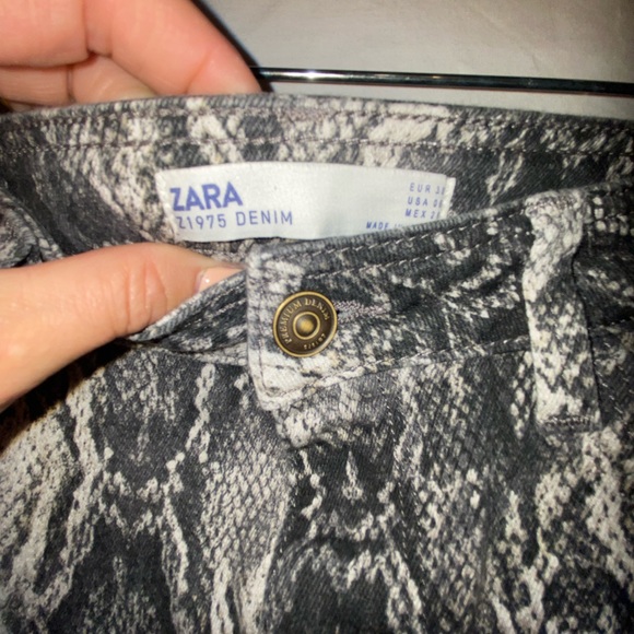 Zara snake skin stretch jean. Size 6. - Picture 3 of 4
